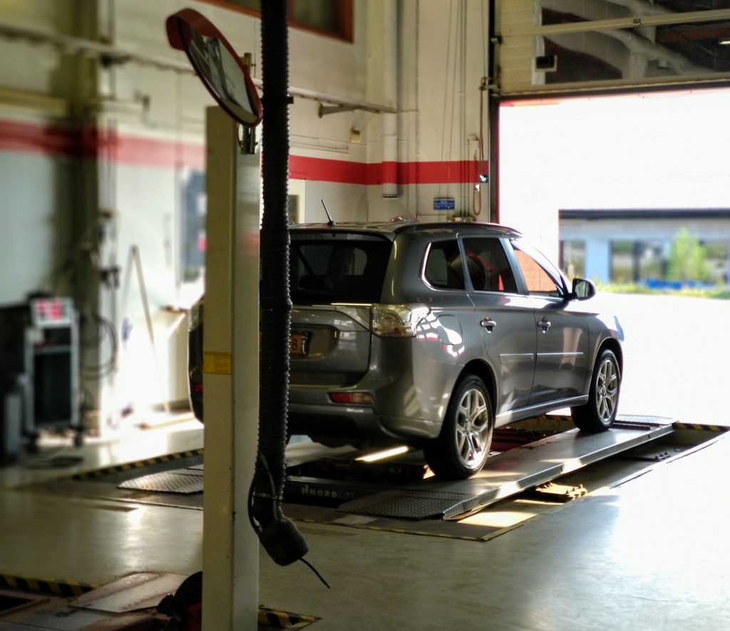 Auto katsastusaseman tarkastuslinjalla.
